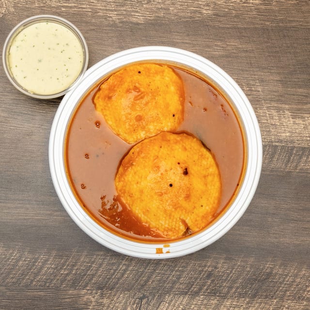 Idli in Sambar- 2Pc's (Comes with Chutney).
