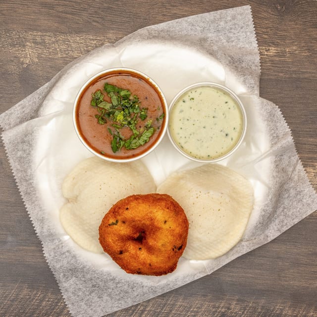 Combo 4 (1 Idli + 1 Medu Vada) Dipped in Sambhar.